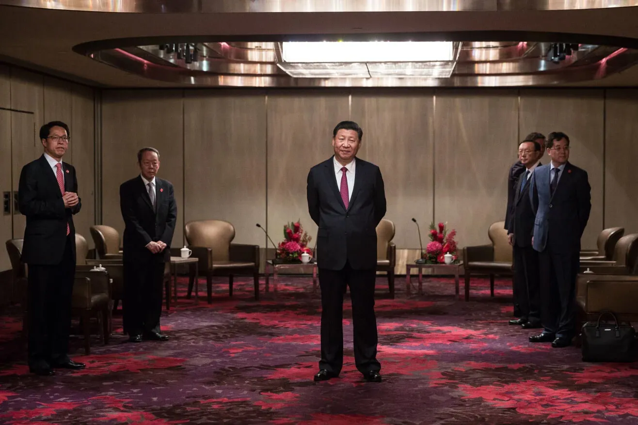 Xi Jinping (C) waits to meet with Hong Kong's chief executive Leung Chun-ying - Source